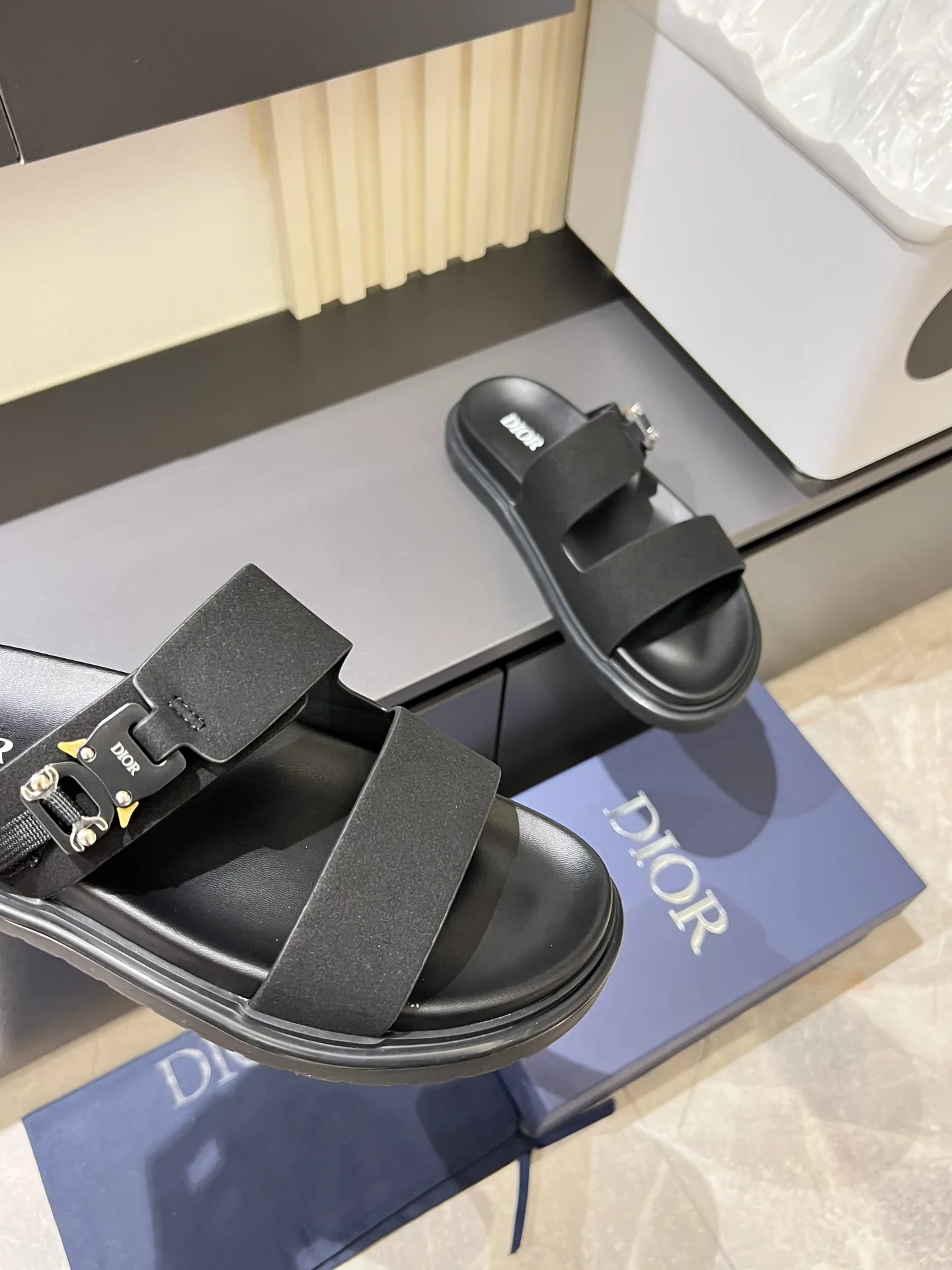 Men's Men's Shoes 💰p320 Dio* Men's Sandals Slippers. Showcasing Dior haute couture design. The Dior gray suede strap is accented with an aluminum Dior buckle for added style. Paired with a comfortable tonal notch sole, they pair easily with shorts or jeans for a sophisticated look. Main body: suede cow leather, technical fabric lining: cow leather, with adjustable straps, aluminum Dior buckle, Dior gray EVA insole, tonal notched rubber outsole splicing structure, size: 38-44 (customized at 45.46)